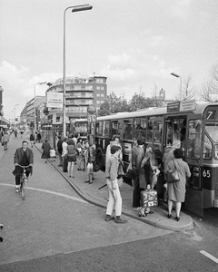 855041 Afbeelding van mensen die instappen in stadsbuslijn 7 naar Utrecht CS, bij een abri voor de stadsbussen aan de ...